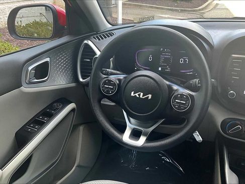 Used 2023 Kia Soul LX w/ LX Technology Package image 16