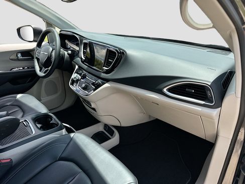 Used 2023 Chrysler Pacifica Touring-L FWD image 27
