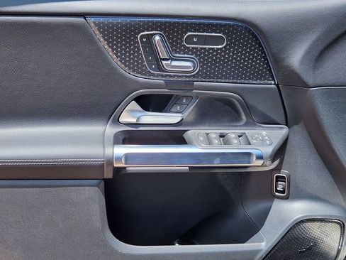 Used 2025 Mercedes-Benz GLB 250 4MATIC image 22