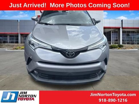 Used 2018 Toyota C-HR XLE FWD image 3