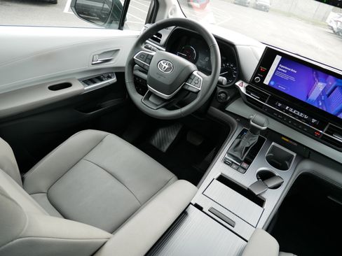 Certified 2025 Toyota Sienna XLE w/ XLE Plus Package image 9