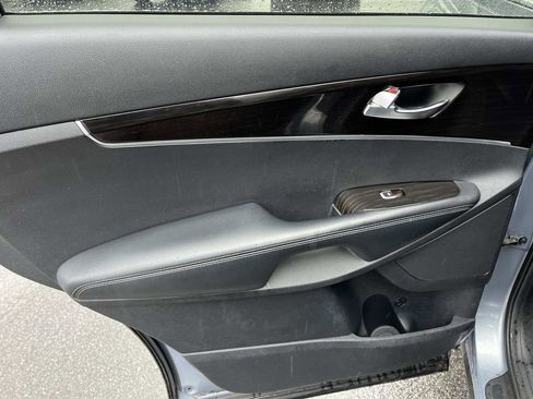Used 2019 Kia Sorento L image 16