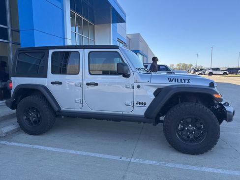 Used 2024 Jeep Wrangler Willys image 9