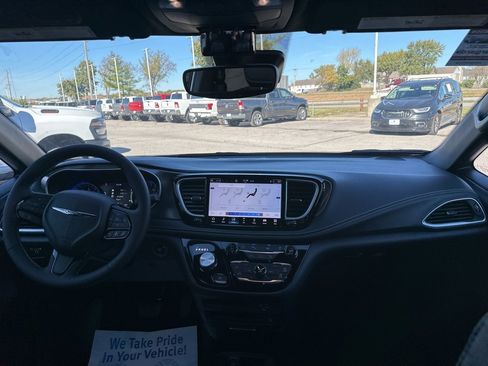 New 2026 Chrysler Pacifica Select image 2