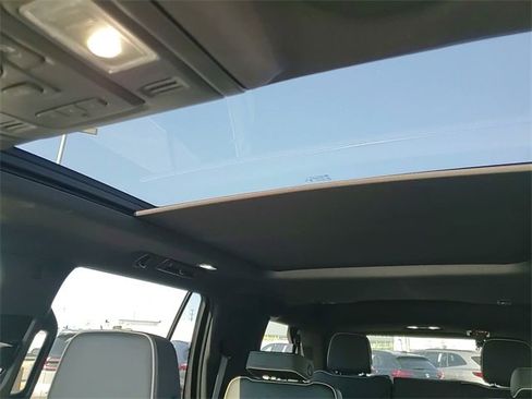 Used 2023 GMC Yukon SLT w/ SLT Premium Package image 23