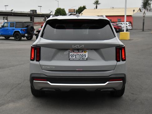 Used 2025 Kia Sorento S image 7