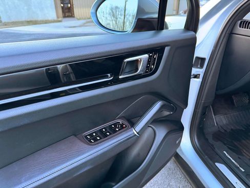 Used 2019 Porsche Cayenne AWD/4WD image 30