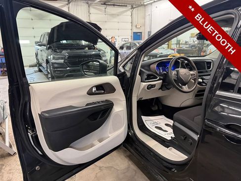 Used 2022 Chrysler Voyager LX FWD image 11