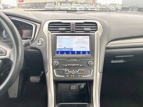 Used 2020 Ford Fusion SE FWD image 24