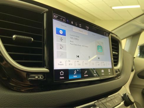 Used 2024 Chrysler Pacifica Touring-L FWD image 28