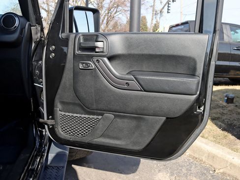 Used 2018 Jeep Wrangler Unlimited Sahara AWD/4WD image 34