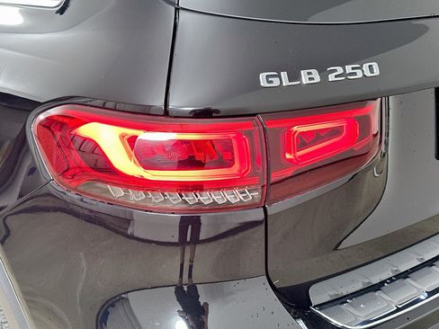Certified 2022 Mercedes-Benz GLB 250 4MATIC image 39