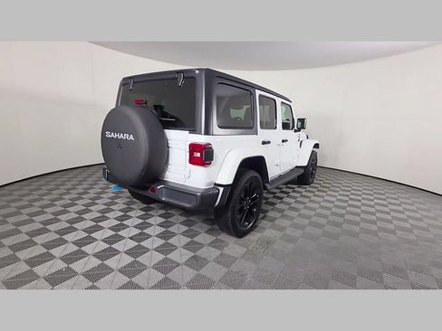 Used 2022 Jeep Wrangler Unlimited Sahara AWD/4WD image 39