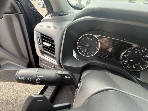 Used 2025 Nissan Rogue SV AWD/4WD image 23