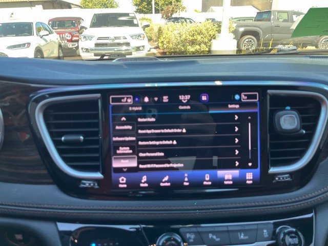 Used 2022 Chrysler Pacifica Pinnacle FWD image 17