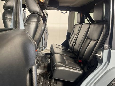 Used 2015 Jeep Wrangler Unlimited Sahara w/ Connectivity Group AWD/4WD image 19