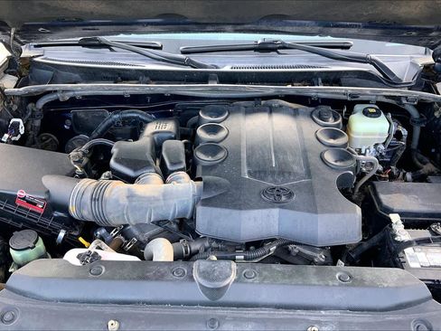 Used 2018 Toyota 4Runner SR5 image 32