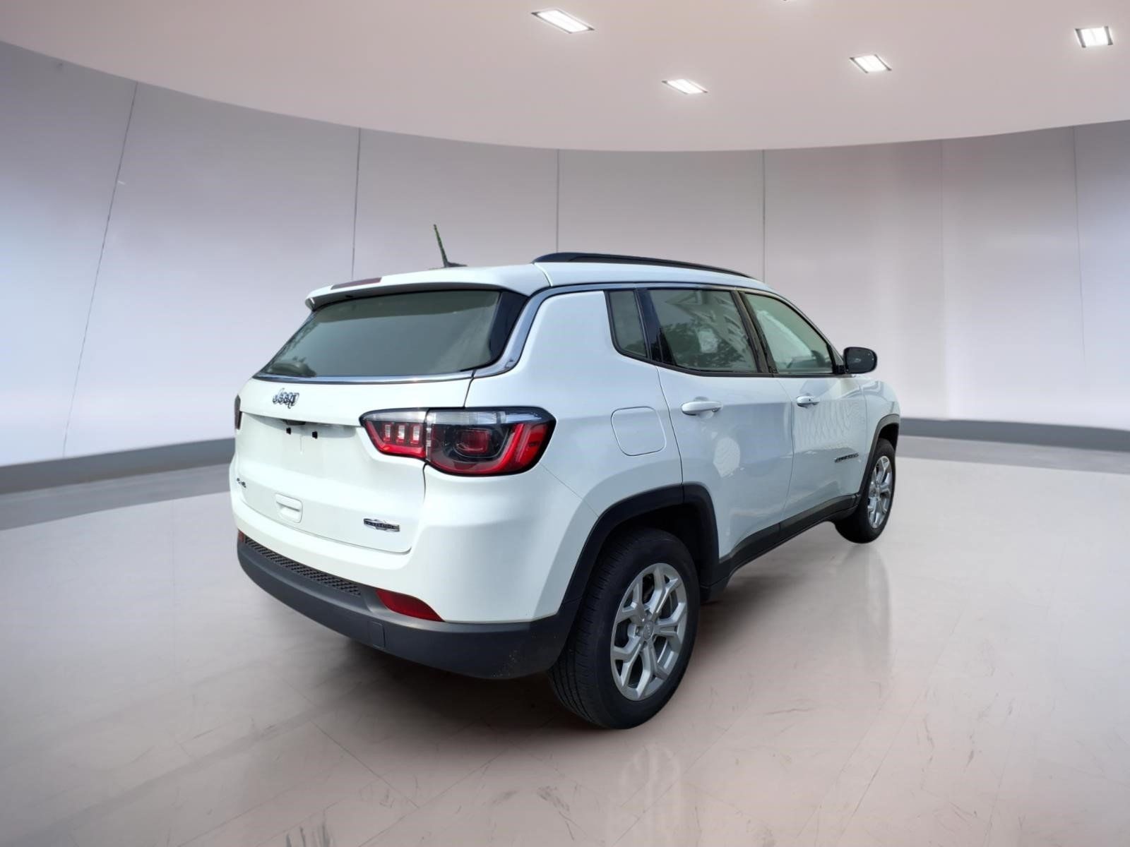 Used 2024 Jeep Compass Latitude AWD/4WD image 4