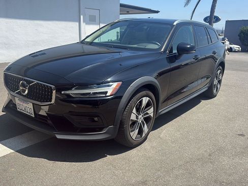 Used 2023 Volvo V60 B5 Cross Country Plus AWD/4WD image 1