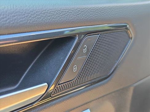 Used 2024 Volkswagen Tiguan SE R-Line FWD image 9