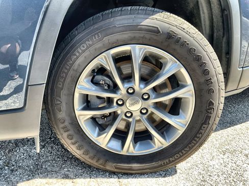 Used 2019 Jeep Cherokee Latitude Plus w/ Cold Weather Group AWD/4WD image 18