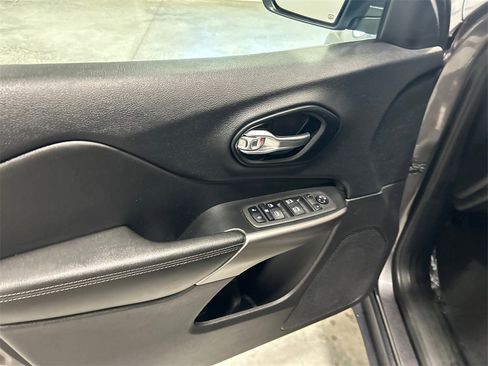 Used 2021 Jeep Cherokee Latitude Lux w/ Comfort/Convenience Group image 14