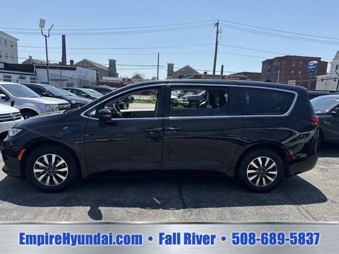 Used 2023 Chrysler Pacifica Touring-L FWD image 11