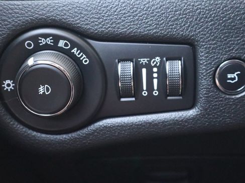 Used 2020 Jeep Cherokee Trailhawk w/ Comfort/Convenience Group AWD/4WD image 29