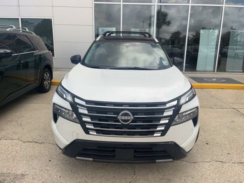 Used 2025 Nissan Rogue Platinum FWD image 2