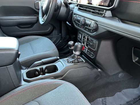 Used 2025 Jeep Wrangler Unlimited Rubicon AWD/4WD image 16