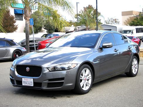 Used 2018 Jaguar XE Premium image 4