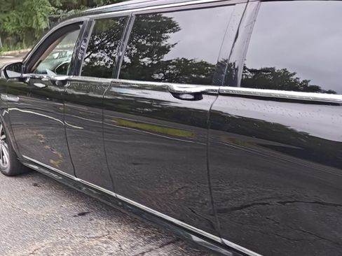 Used 2018 Lincoln Continental Select w/ Continental Climate Package image 19