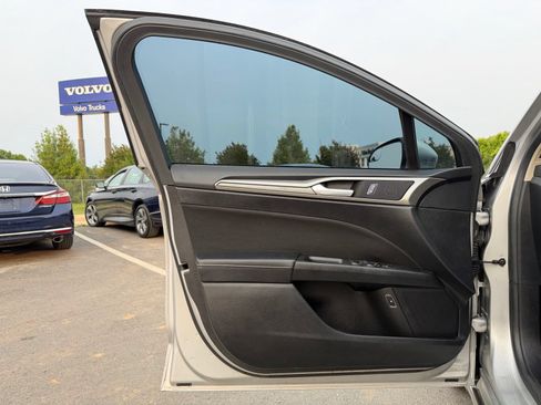 Used 2018 Ford Fusion SE FWD image 13