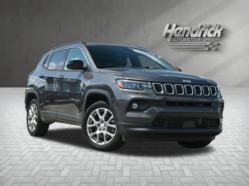 Used 2024 Jeep Compass Latitude AWD/4WD image 2