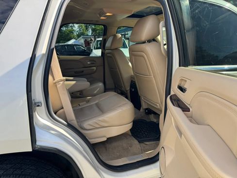 Used 2011 Cadillac Escalade Luxury AWD/4WD image 12