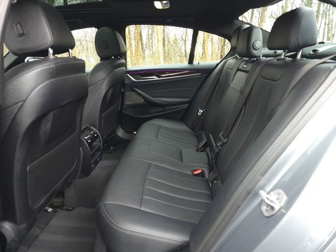 Used 2023 BMW 530e xDrive w/ Premium Package image 15