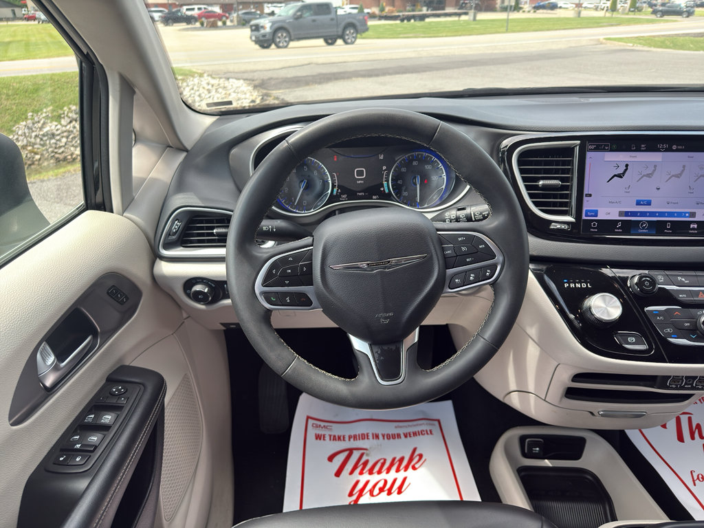 Used 2023 Chrysler Pacifica Touring-L FWD image 10
