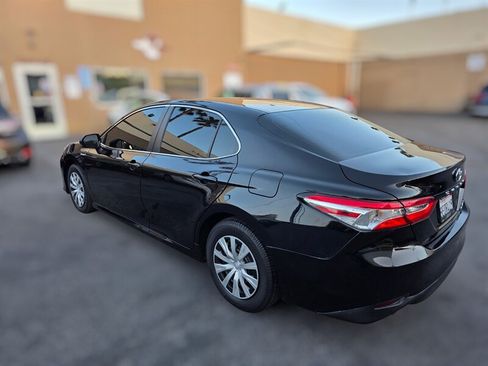 Used 2018 Toyota Camry LE FWD image 5