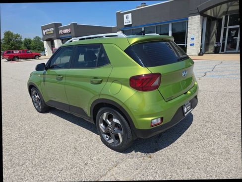 Used 2020 Hyundai Venue SEL w/ Convenience + Premium Package FWD image 2