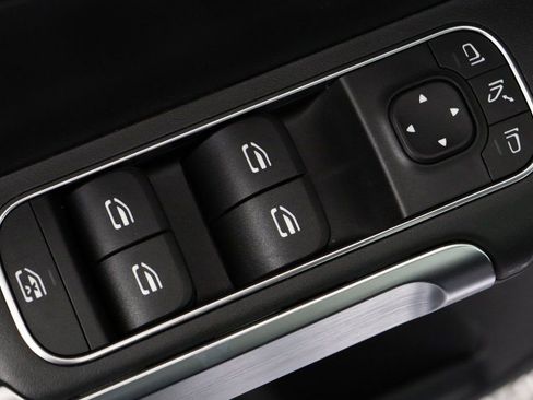 Used 2025 Mercedes-Benz GLB 250 4MATIC image 16