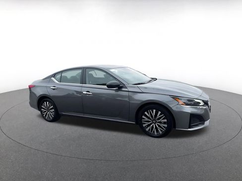 Used 2025 Nissan Altima 2.5 SV image 2