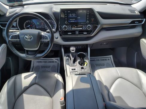 Used 2022 Toyota Highlander XLE AWD/4WD image 24