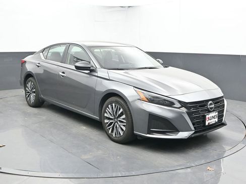 Used 2024 Nissan Altima 2.5 SV AWD/4WD image 6