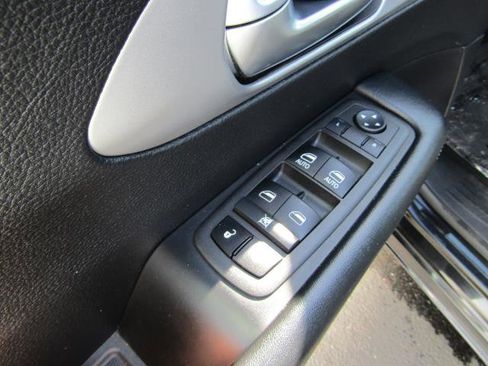 Used 2022 Chrysler Pacifica Touring image 17