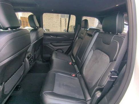 Certified 2025 Jeep Grand Cherokee Altitude AWD/4WD image 16