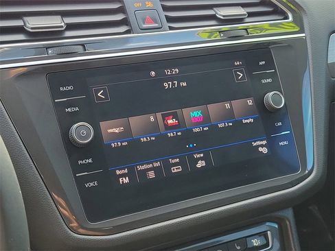 Used 2020 Volkswagen Tiguan SE image 21