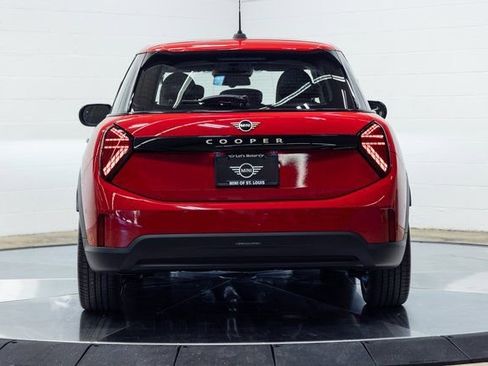 Used 2025 MINI Cooper 4-Door Hardtop image 7