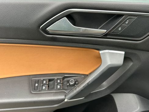 Used 2018 Volkswagen Tiguan SE w/ Panoramic Sunroof Package image 12