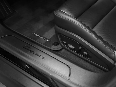 Used 2023 Porsche Taycan image 27