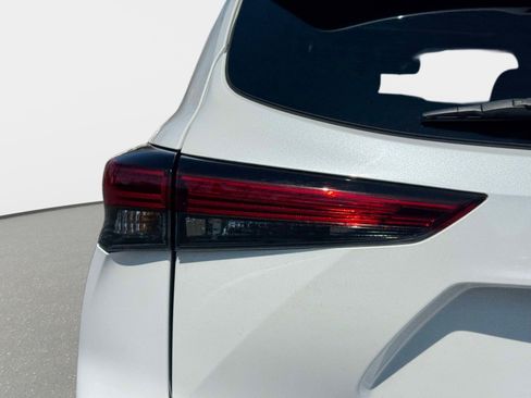 Used 2023 Toyota Highlander Limited image 10